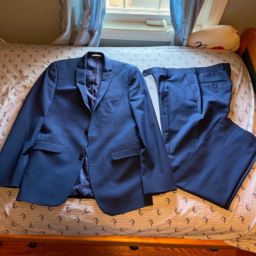 Bar III Mens suit. 40 R slim fit jacket. 32x32 slim fit pants. Great condition.